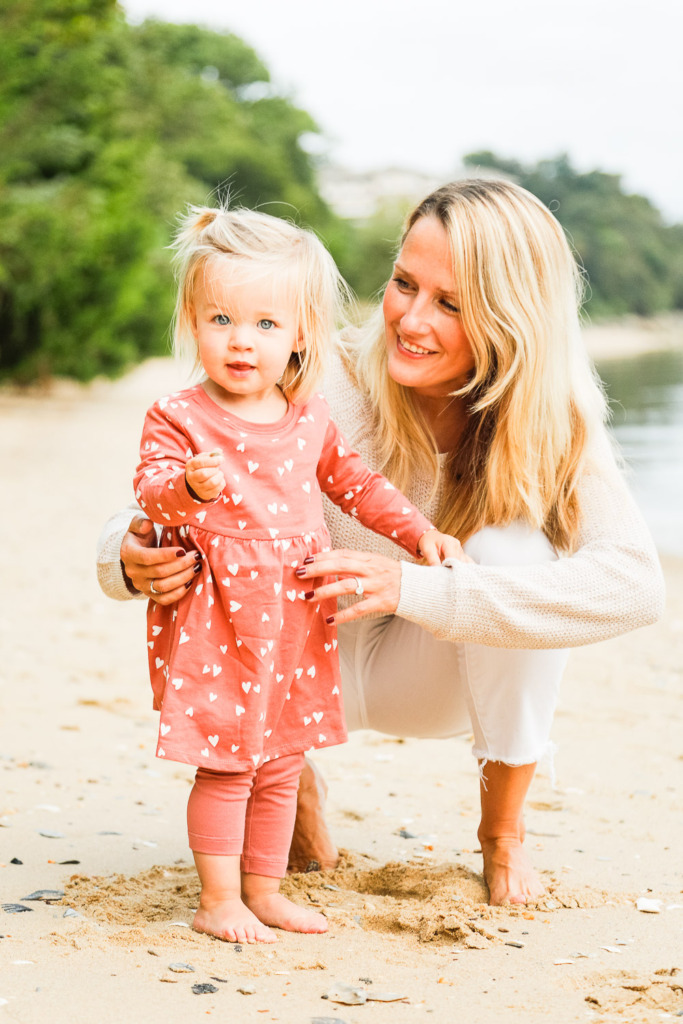 how to blur background with DSLR to capture a portrait of a Mother and daughter on the beach